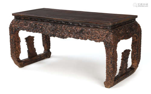 Tisch aus Hartholz mit reicher Drachenschnitzerei