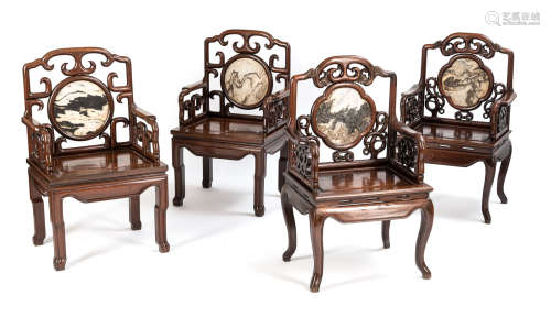 Vier Stühle aus Hartholz mit Marmorplatten
