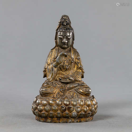 Figur des Guanyin auf einem Lotos mit Resten von Lackvergold...