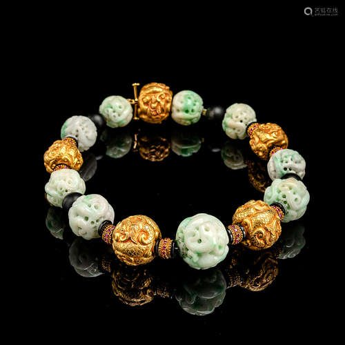 Opulente Kette aus geschnittener Jade und Gold