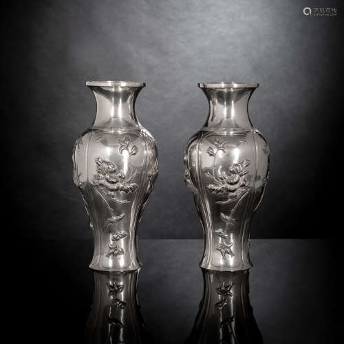 Paar Vasen aus Silber mit Reliefdekor von Blüten