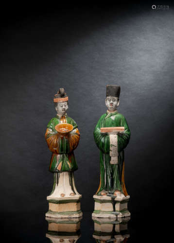 Paar große stehende Höflinge mit 'sancai'-Glasur aus Tonware...