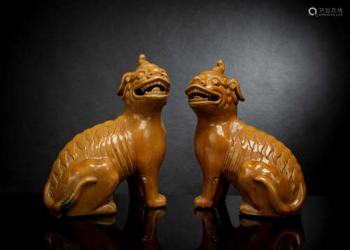 Paar sitzende Luduan aus Keramik mit ockergelber Glasur