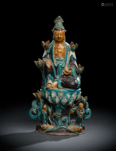 Fahua-Figur des Guanyin aus Irdenware auf einem Lotos