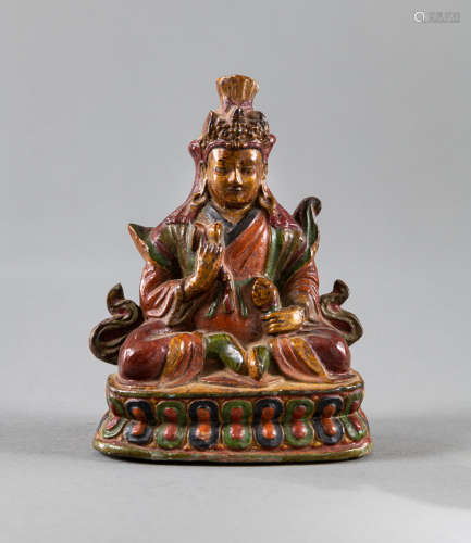 Terracotta-Figur des Padmasambhava polychrom gefasst