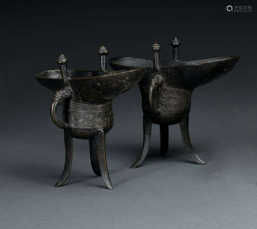 Paar Jue aus Bronze mit Mäanderdekor im archaischen Stil