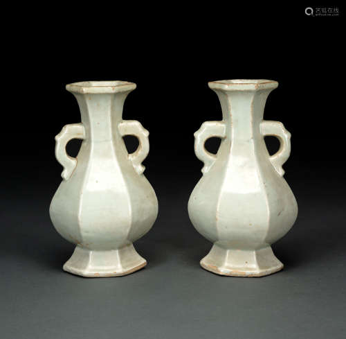 Paar hexagonale Vasen mit leicht türkisfarbener Glasur und s...