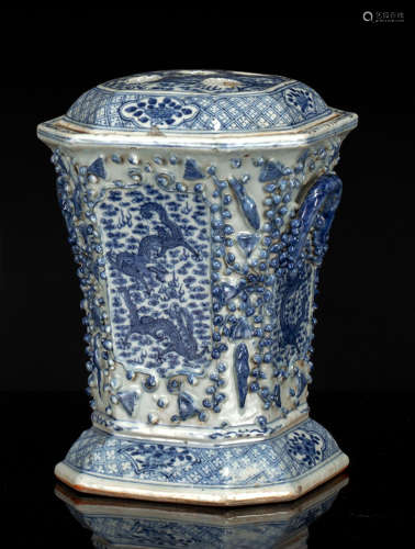 Oktagonale Vase aus Porzellan mit unterglasurblauem Dekor vo...