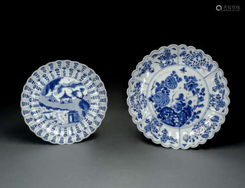 Zwei unterglasurblau dekorierter Teller aus Porzellan in Blü...