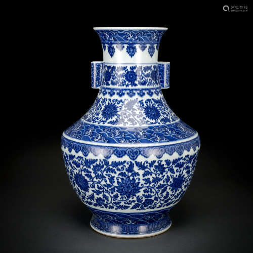 Große unterglasurblau dekorierte Vase aus Porzellan mit Loto...