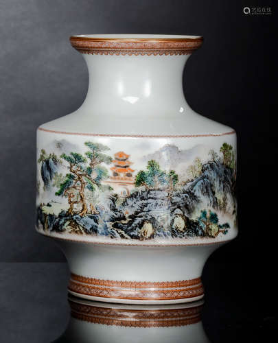 Vase mit Landschaftsdarstellung aus Porzellan