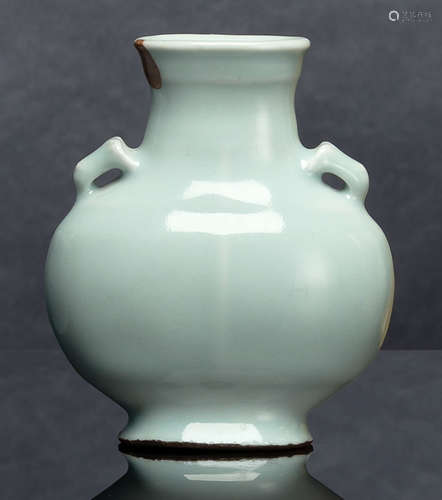 'Claire-de-lune'-Vase mit seitlichen Handhaben im archaische...