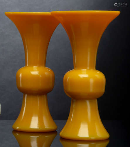 Paar gelbe Pekingglas-Vasen mit breit ausschwingender Mündun...