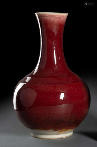 Kupferrote Vase mit in Peachbloom verlaufender Glasur