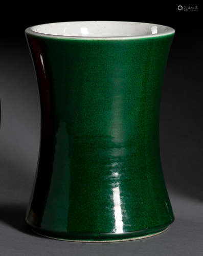 Smaragdgrün glasierte Vase mit konkav eingezogener Wandung