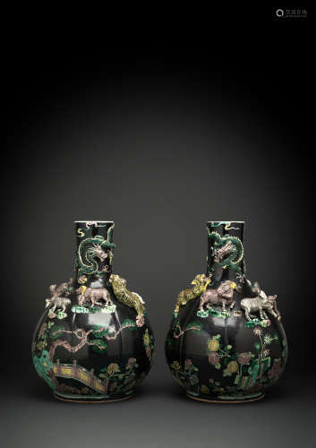 Paar seltene Vasen mit 'Famille noir'-Dekor und plastischen ...