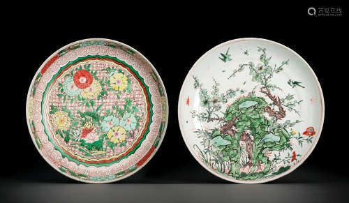 Zwei 'Wucai'-Schalen aus Porzellan mit Blütendekor bzw. Fels...