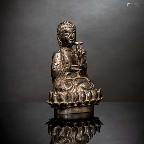 Bronze des Buddha Shakyamuni, ein Buch über einem Lotos halt...