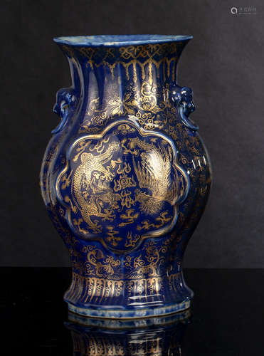 Puderblau glasierte Vase mit feinem Phönix- und Drachendekor...