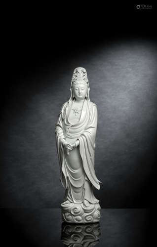 Dehua-Figur der Guanyin auf einem Wolkenwirbel stehend