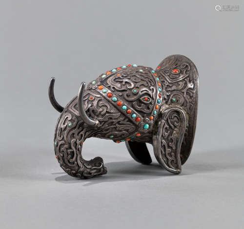 Rhyton in Form eines Elefantenkopfes aus Silber besetzt mit ...