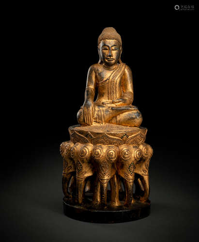 Lackvergoldete Holzfigur des Buddha Shakyamuni auf einem Thr...