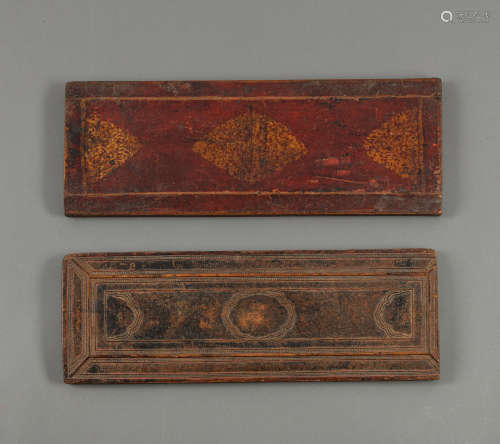 Zwei Buchdeckel aus Holz mit Resten von Golddekor