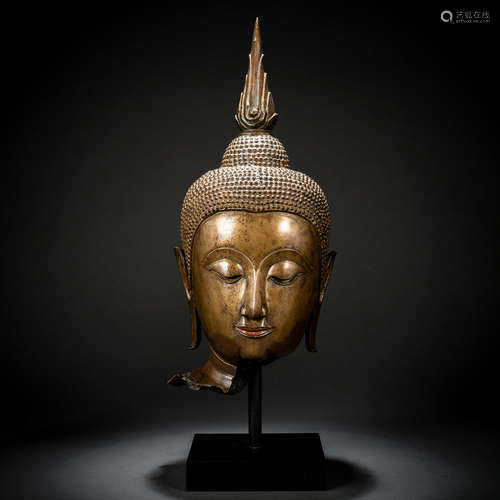 Feiner Kopf des Buddha aus Bronze auf einem Metallsockel