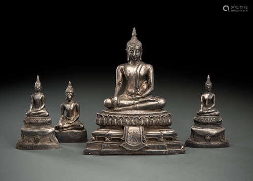 Vier mit Silber beschlagene Figuren des Buddha