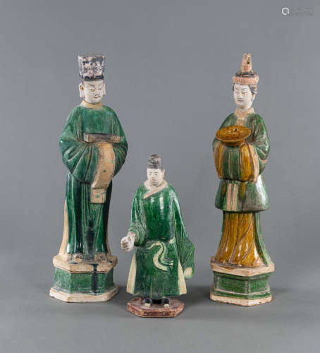 Drei Wächterfiguren aus 'sancai'-glasiertem Ton. China, Ming...