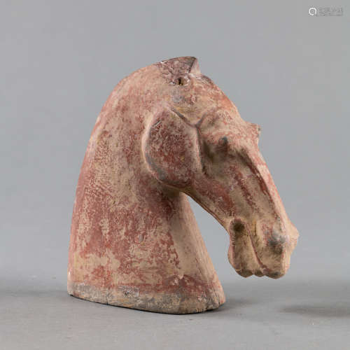 Rot bemalter Kopf eines Pferdes aus grauer Irdenware