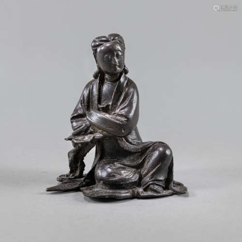 Bronze des Guanyin mit einem angewinkelten Bein, an einen Fe...