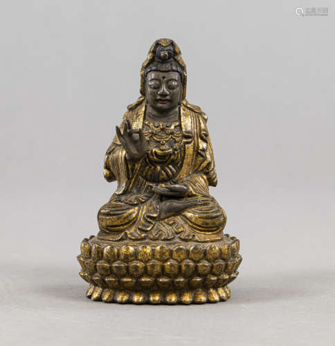 Bronze des Guanyin auf einem Lotos mit Lackvergoldung
