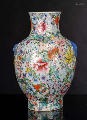 'Famille rose'-Vase mit 'Mille fleur'-Dekor und seitlichen M...