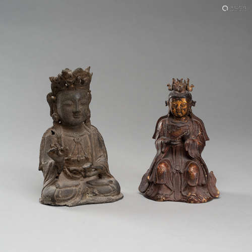 Zwei Bronzefiguren eines Adoranten und der Guanyin