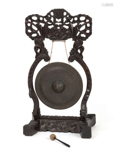 Geschnitzter Stand aus Hongmu für einen Gong aus Metall