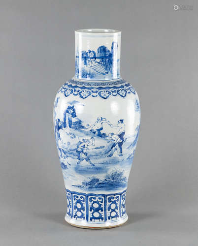 Blau-weiße Porzellanvase mit Figurendekor