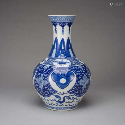 Flaschenvase mit unterglasurblauem 'ruyi'-Dekor