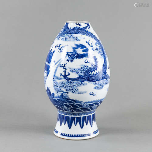 Blau-weiße Porzellanvase mit Drachendekor