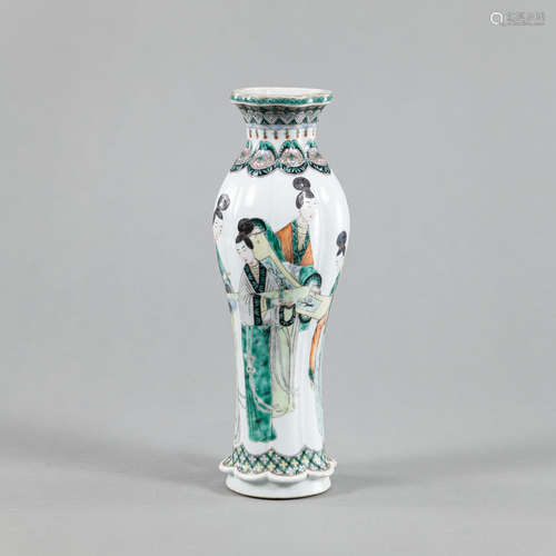 'Famille verte'-Vase mit gerippter Wandung und Dekor von sch...