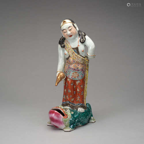 Polychrom glasierte Porzellanfigur des stehenden Liu Hai auf...