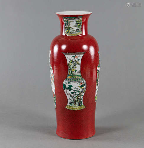 Porzellanvase mit Dekor anderer Vasen in 'Famille verte' auf...