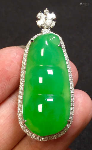 ICY JADEITE PENDANT SHAPED WITH BEANS