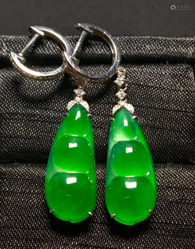 ICY JADEITE EARRING SHAPED WITH BEANS