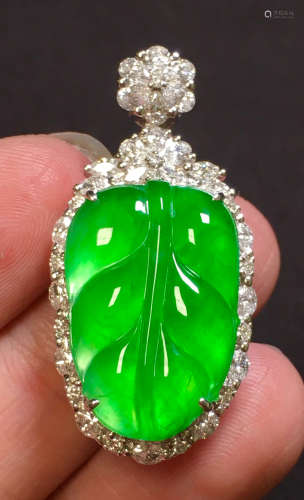 ICY JADEITE PENDANT SHAPED WITH LEAVES