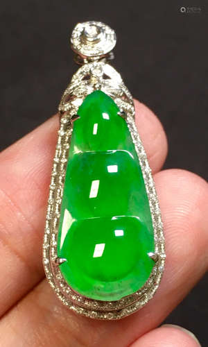 ICY JADEITE PENDANT SHAPED WITH BEANS