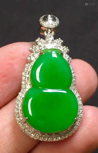 ICY JADEITE PENDANT SHAPED WITH GOURDS