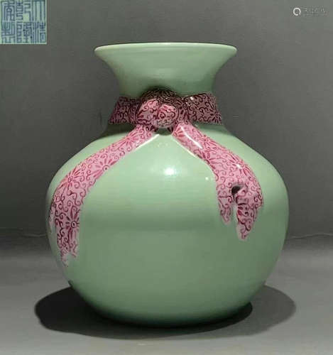 DAQINGQIANLONGNIANZHI MARK GREEN GLAZE VASE