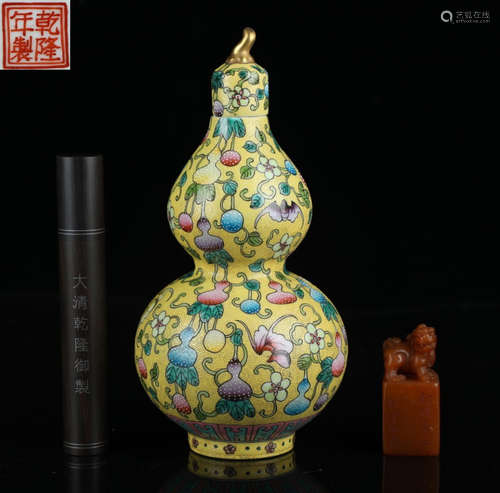 QIANLONGNIANZHI MARK FAMILLE ROSE GLAZE GOURD VASE