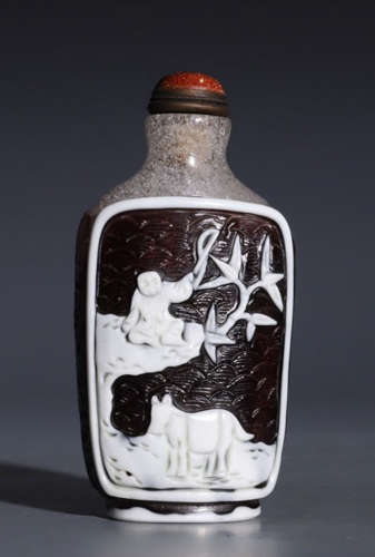GLASS SNUFF BOTTLE CARVED WITH STORY